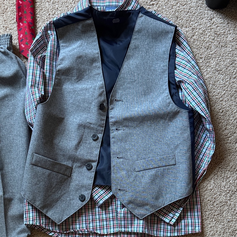 Izod Gray Suit Set with Plaid Shirt and Red HolidayTie, Boys 8 - Picture 5 of 7
